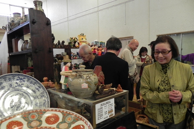 掘り出し物いっぱいの骨董市 16日まで郡山の南東北総合卸センター